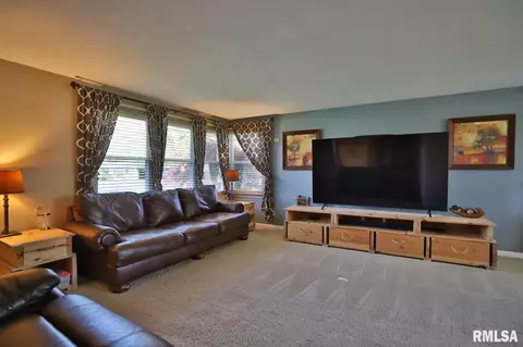 Living - 412 Edgewood St, Morton, IL 61550 photo 3 of 6
