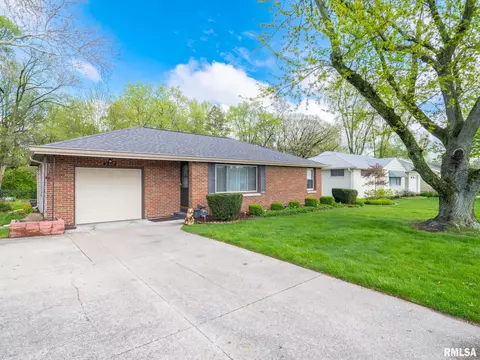 4204 S Baker Ln, Bartonville, IL 61607