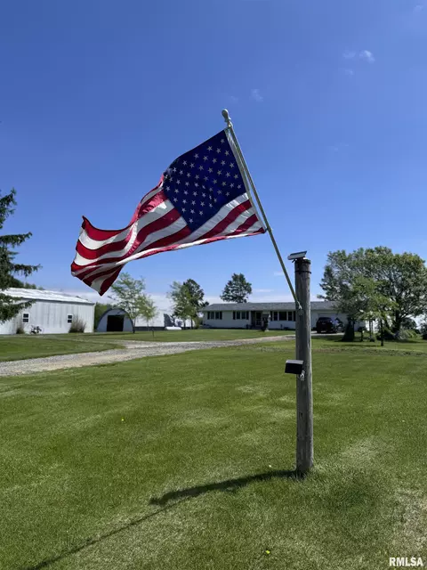 73 1st St, Sciota, IL 61475 photo 2
