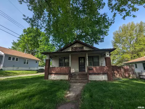 913 S 10th St, Pekin, IL 61554