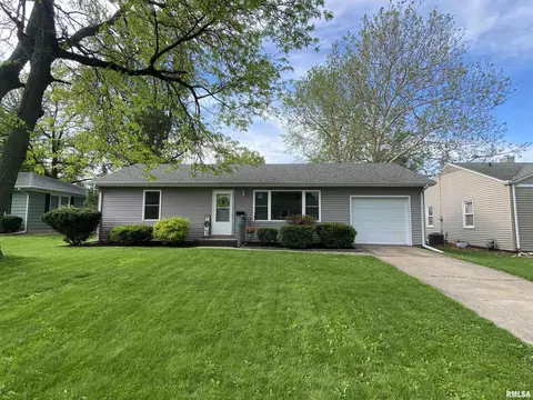928 Memorial Dr, Macomb, IL 61455 photo 4
