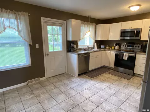 928 Memorial Dr, Macomb, IL 61455 photo 11