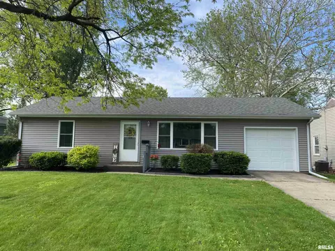 928 Memorial Dr, Macomb, IL 61455 photo 3
