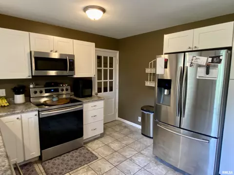 928 Memorial Dr, Macomb, IL 61455 photo 13
