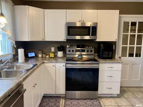 928 Memorial Dr, Macomb, IL 61455 photo 14