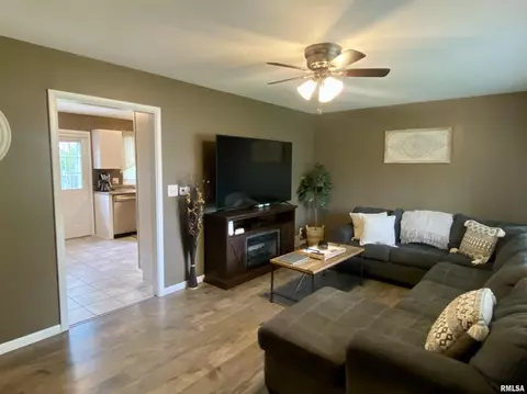 928 Memorial Dr, Macomb, IL 61455 photo 9