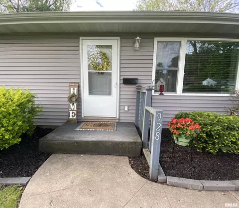 928 Memorial Dr, Macomb, IL 61455 photo 6