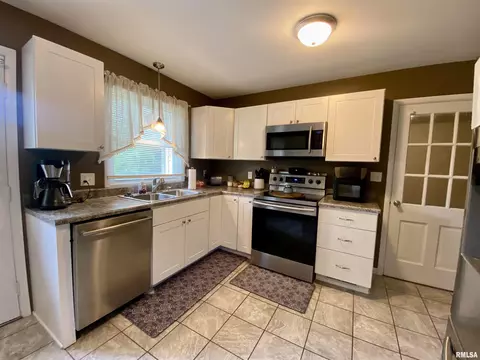 928 Memorial Dr, Macomb, IL 61455 photo 15