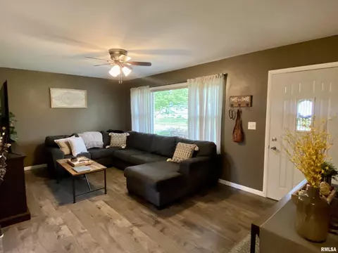 928 Memorial Dr, Macomb, IL 61455 photo 8
