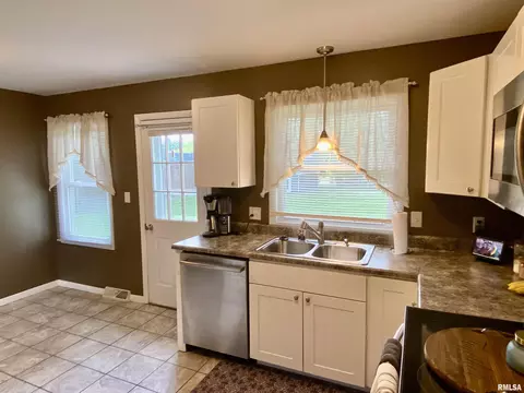 928 Memorial Dr, Macomb, IL 61455 photo 16