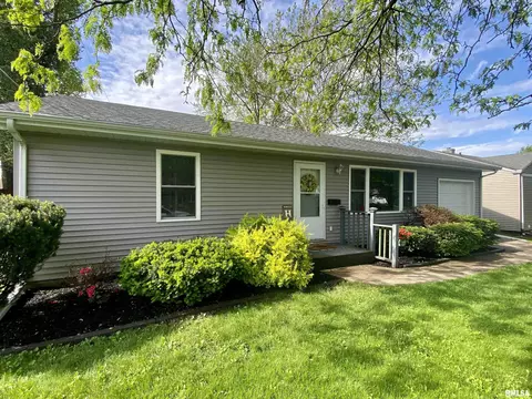 928 Memorial Dr, Macomb, IL 61455 photo 2