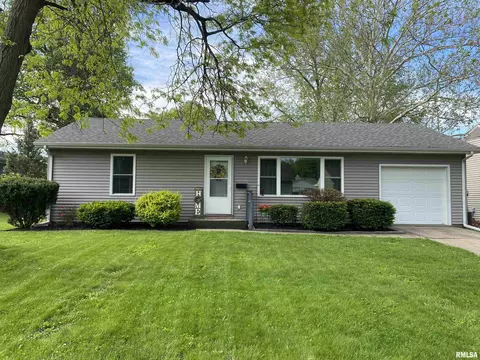 928 Memorial Dr, Macomb, IL 61455