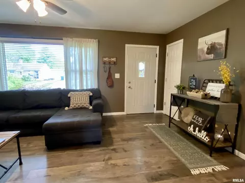 928 Memorial Dr, Macomb, IL 61455 photo 7