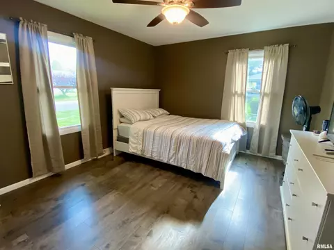 928 Memorial Dr, Macomb, IL 61455 photo 21