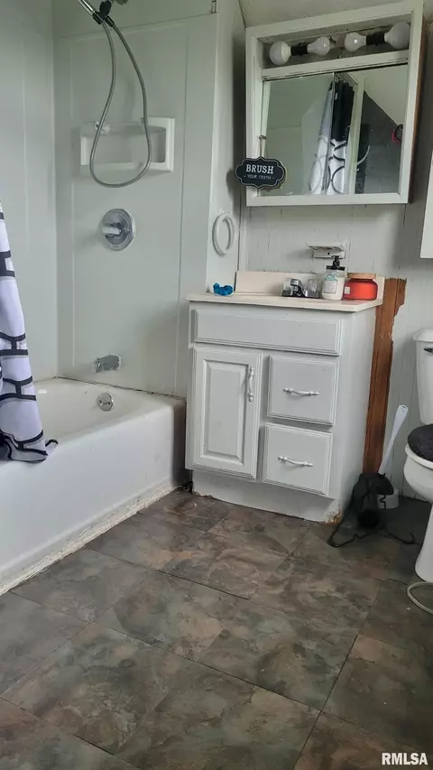 Bath - 627 Custer Pl, Canton, IL 61520 photo 1 of 3