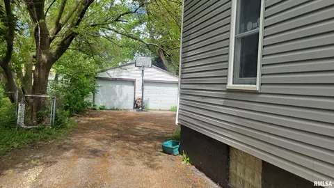Exterior - 627 Custer Pl, Canton, IL 61520 photo 1 of 2