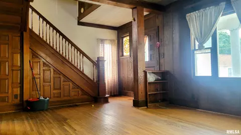 Entry Way - 627 Custer Pl, Canton, IL 61520 photo 1 of 7