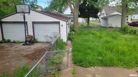 Exterior - 627 Custer Pl, Canton, IL 61520 photo 2 of 2
