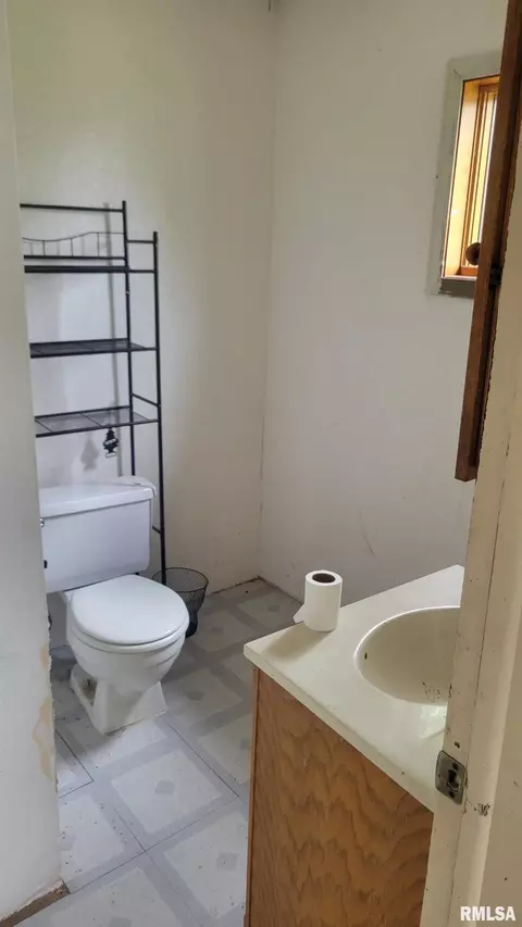 Bath - 627 Custer Pl, Canton, IL 61520 photo 3 of 3