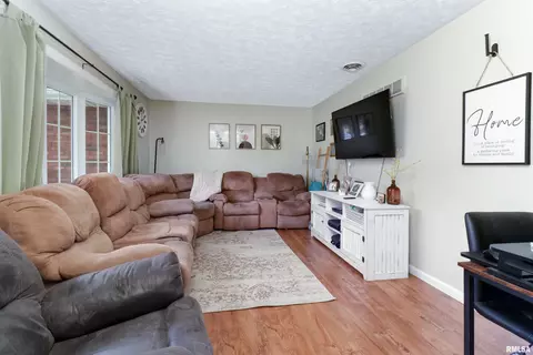 409 S Eastern Ave, Minier, IL 61759 photo 5