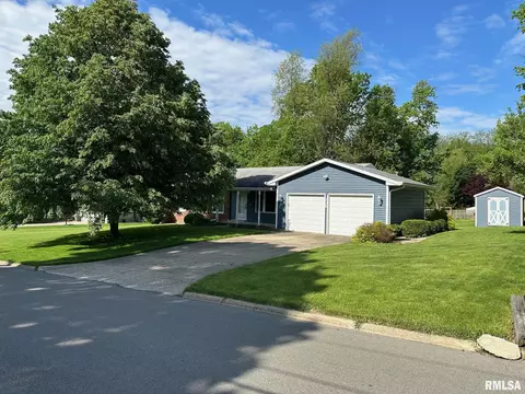 608 S Darst St, Eureka, IL 61530