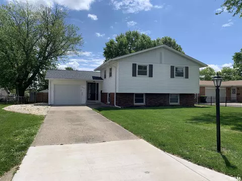 204 S Sweetbriar Dr, Chillicothe, IL 61523