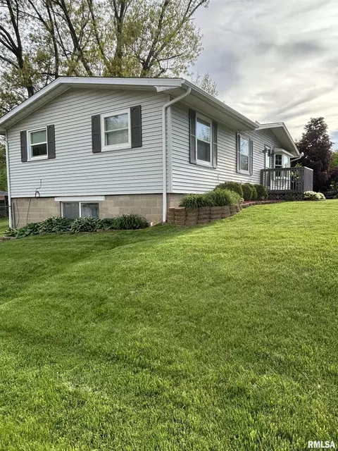 116 Thrush Ave, Pekin, IL 61554 photo 3