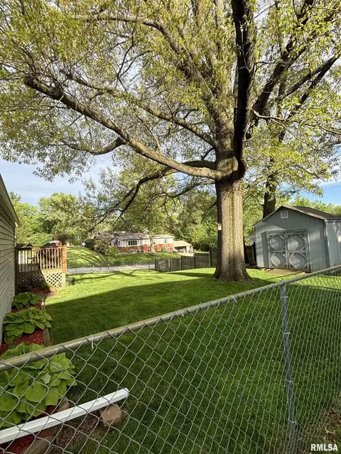 116 Thrush Ave, Pekin, IL 61554 photo 6
