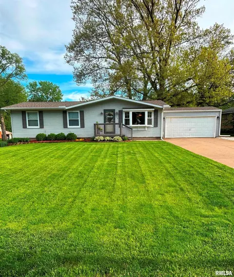 116 Thrush Ave, Pekin, IL 61554 photo 2