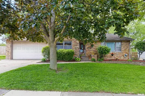 607 Maywood Ave, Pekin, IL 61554
