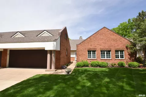 2528 W Hidden Lake Ct, Peoria, IL 61614