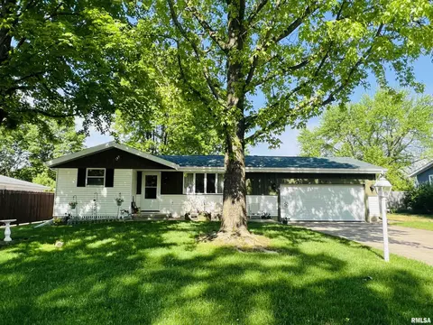 712 Whippoorwill Dr, Washington, IL 61571