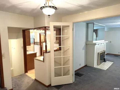 28 W Maple St, Canton, IL 61520 photo 7