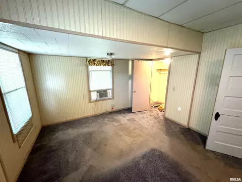 28 W Maple St, Canton, IL 61520 photo 17