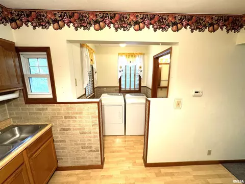 28 W Maple St, Canton, IL 61520 photo 13