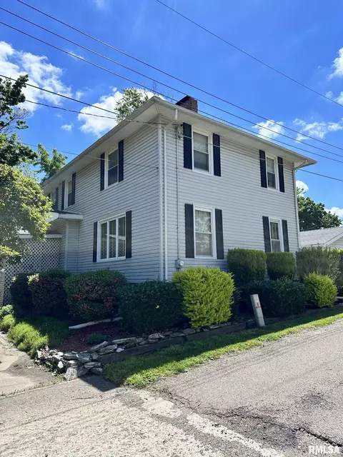 28 W Maple St, Canton, IL 61520