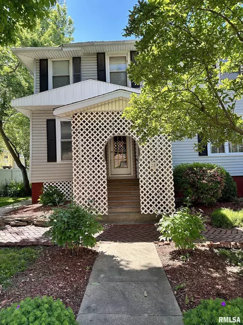 28 W Maple St, Canton, IL 61520 photo 4