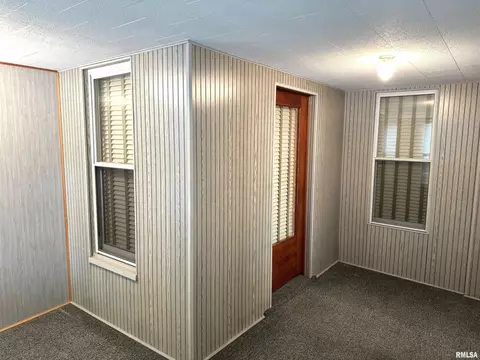 28 W Maple St, Canton, IL 61520 photo 6