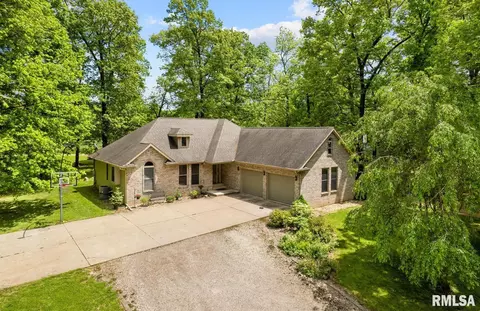 8620 Velma Ct, Hopedale, IL 61747