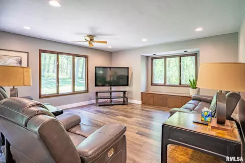 1503 Hickory Point Rd, Metamora, IL 61548 photo 6