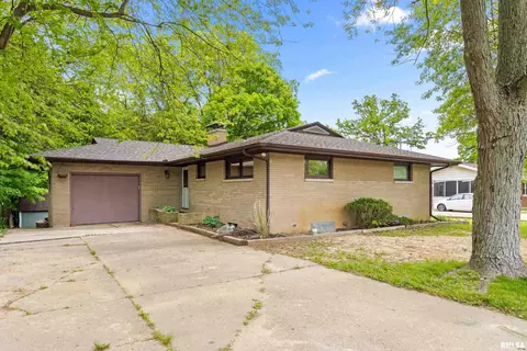 1136 Oakwood Rd, East Peoria, IL 61611