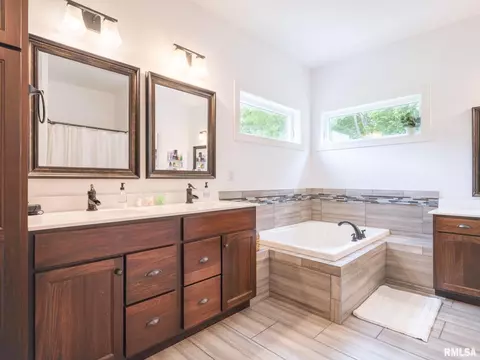 Bath - 6 Kemp St, Delavan, IL 61734 photo 1 of 6