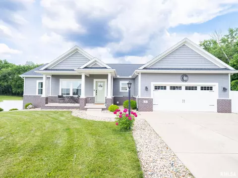 6 Kemp St, Delavan, IL 61734