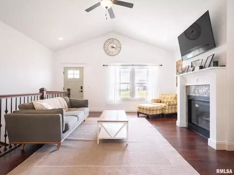 Living - 6 Kemp St, Delavan, IL 61734 photo 2 of 5