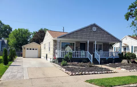 1418 Tennell Rd, Pekin, IL 61554