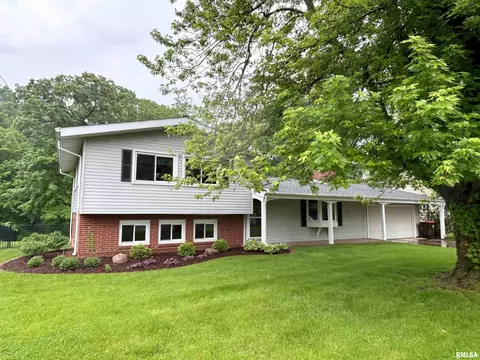 9326 N Pine Tree Rd, Peoria, IL 61615