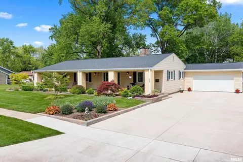 707 Crestview Dr, Washington, IL 61571