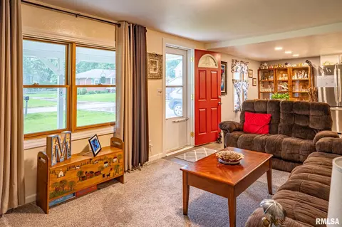 415 E Walnut St, Tremont, IL 61568 photo 3
