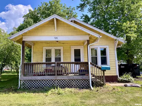 928 E Ash St, Canton, IL 61520 photo 1