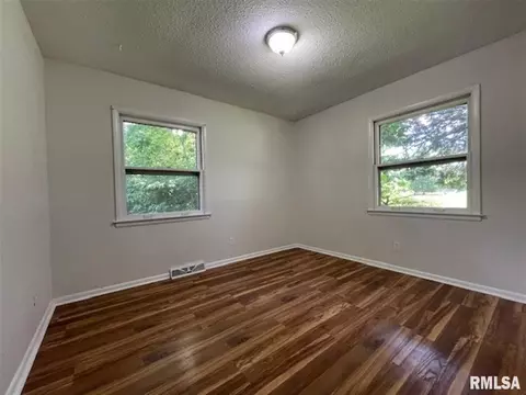 1335 E Pierce St, Macomb, IL 61455 photo 6